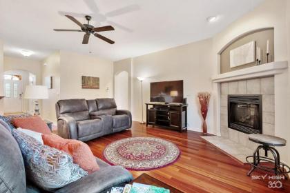 Bella Vista Family Home with Screened Porch - image 10