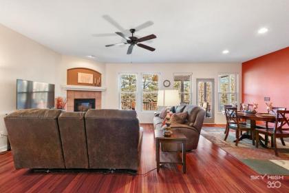 Bella Vista Family Home with Screened Porch - image 12