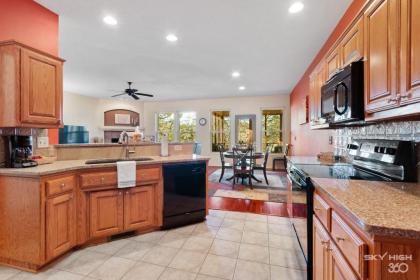 Bella Vista Family Home with Screened Porch - image 14