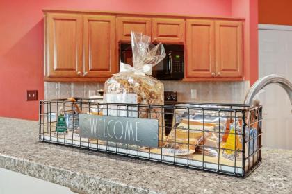 Bella Vista Family Home with Screened Porch - image 18