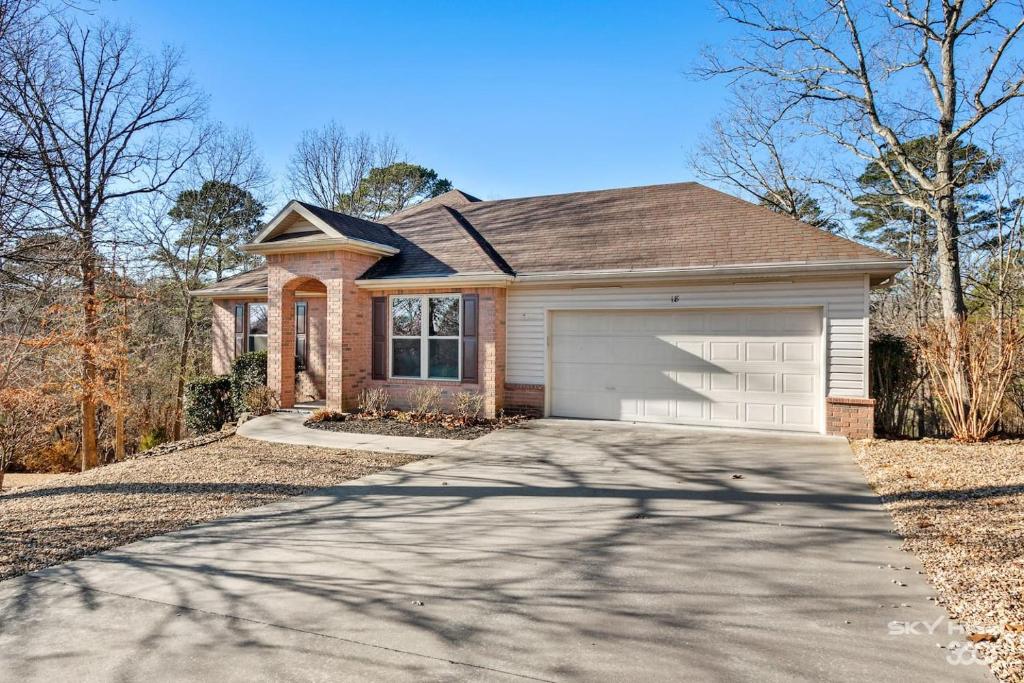 Bella Vista Family Home with Screened Porch - image 6