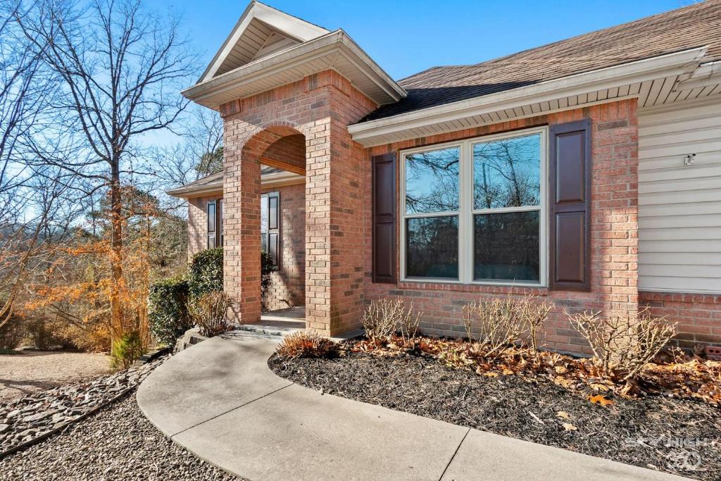 Bella Vista Family Home with Screened Porch - image 7