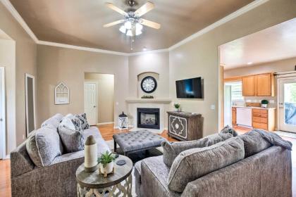 NEW Bright Bella Vista Home with Yard 4Mi to Trails - image 3