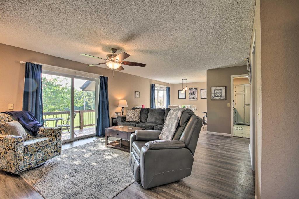 Bella Vista Townhome with Deck on Golf Course! - image 5