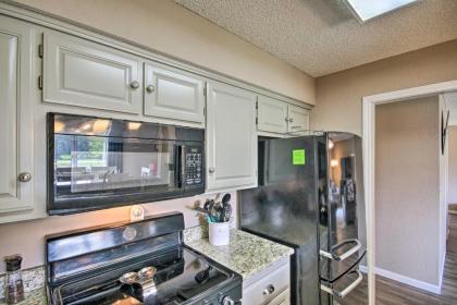 Bella Vista Townhome with Deck on Golf Course! - image 9