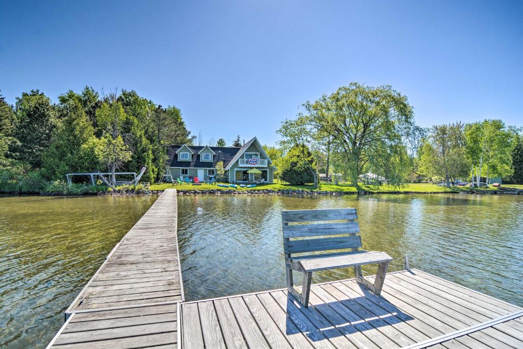 Family-Friendly Lakefront Getaway with Kayaks! - main image