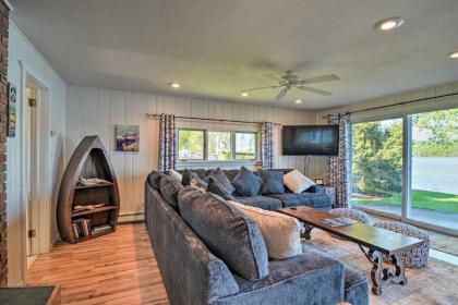 Family-Friendly Lakefront Getaway with Kayaks! - image 2