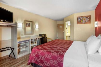 Econo Lodge Belle Fourche - image 11