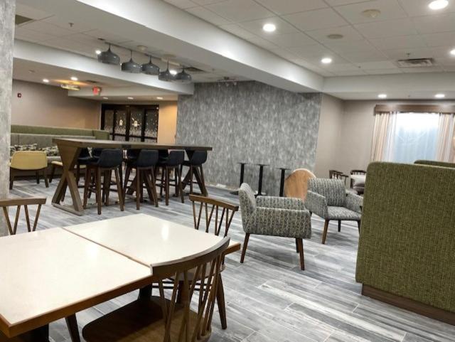 Hampton Inn Belle Vernon - image 4