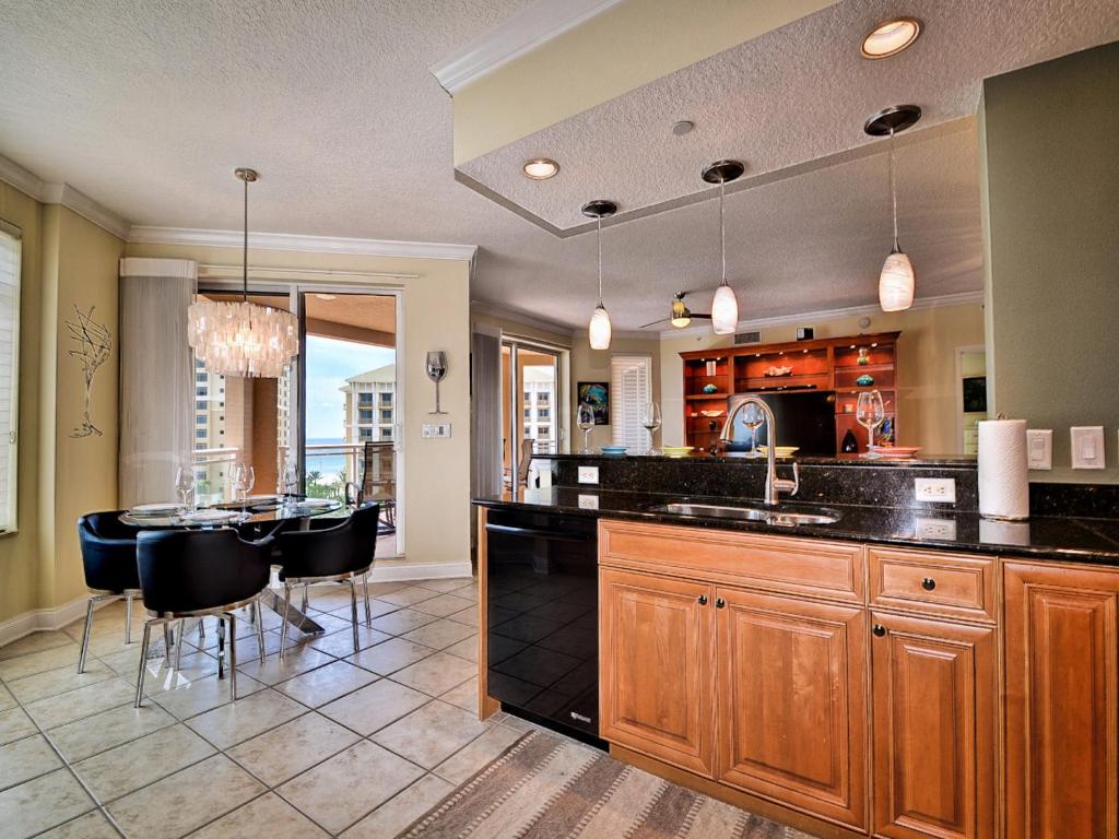 Belle Harbor 701W Luxury Condo with Panoramic Water View. 23088 - image 2