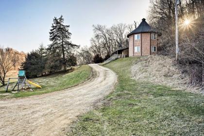 Hidden Cabin with 200 Acres about 10 miles to State Park Bellevue