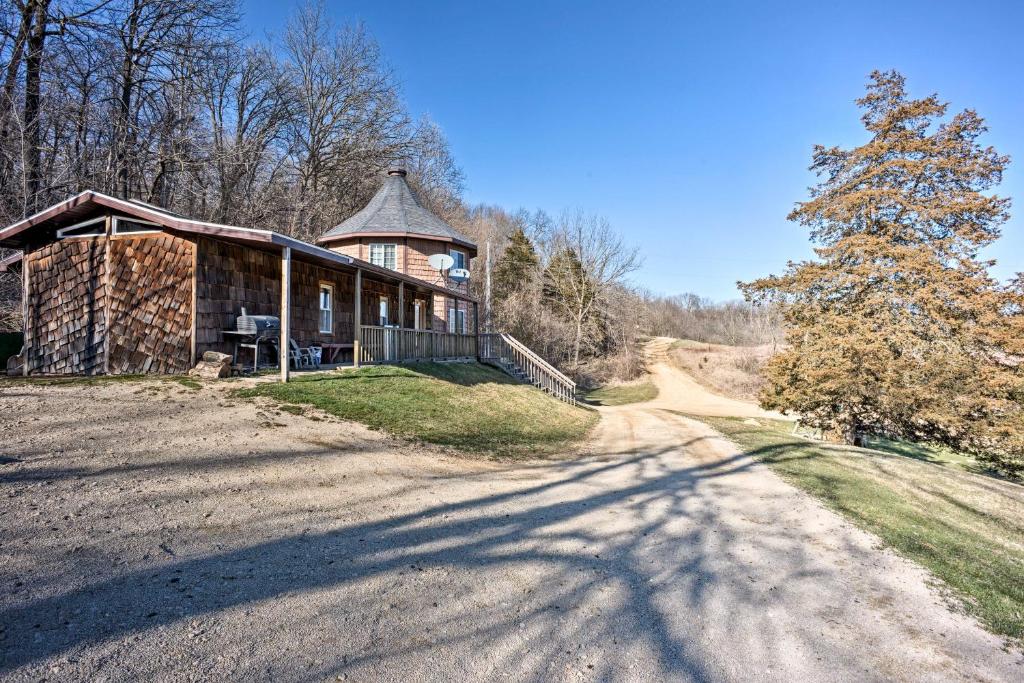 Hidden Cabin with 200 Acres about 10 Miles to State Park! - image 4