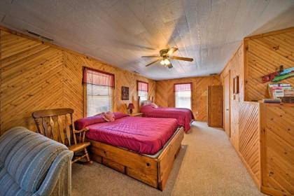 Cozy Spragueville Studio Cabin by maquoketa River Iowa