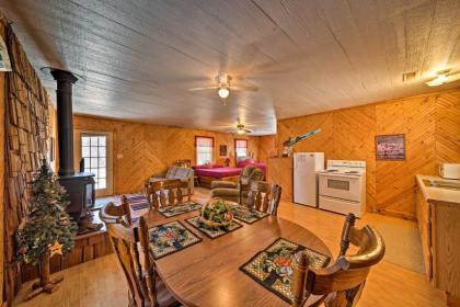 Cozy Spragueville Studio Cabin by Maquoketa River - image 11