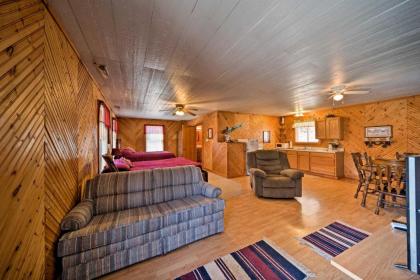 Cozy Spragueville Studio Cabin by Maquoketa River - image 14