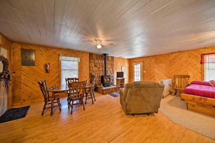 Cozy Spragueville Studio Cabin by Maquoketa River - image 6