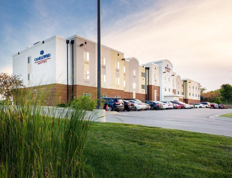 Candlewood Suites Bellevue - image 2