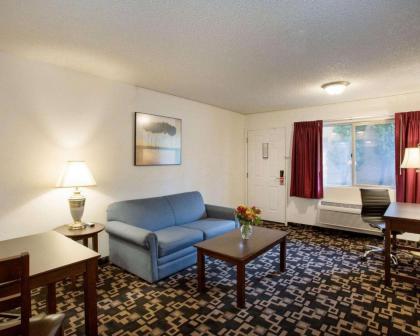 MorningGlory Inn & Suites - image 12