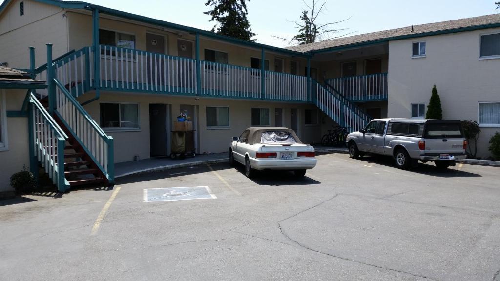 Shamrock Motel - image 3