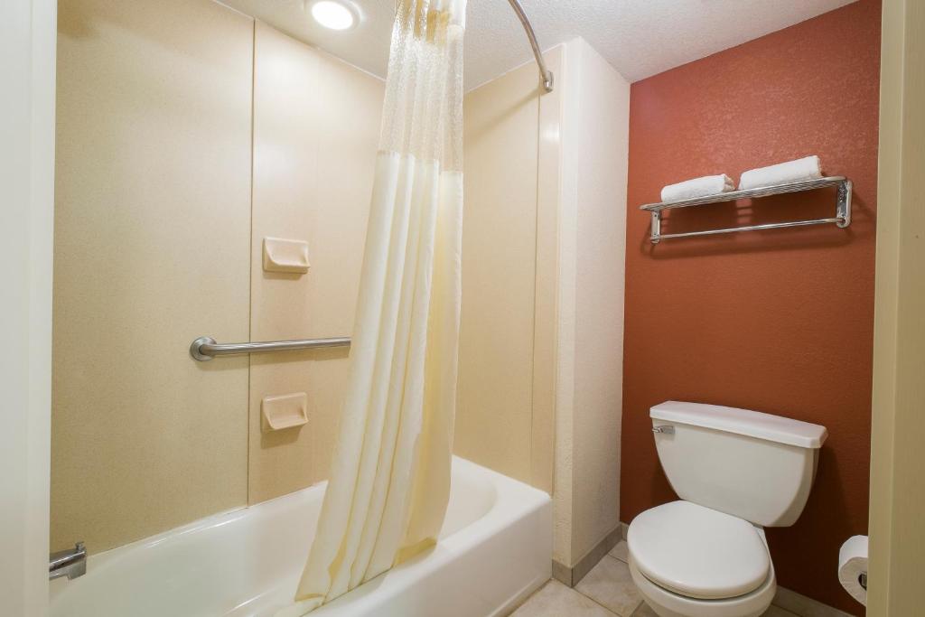 Red Roof Inn & Suites Philadelphia - Bellmawr - image 2