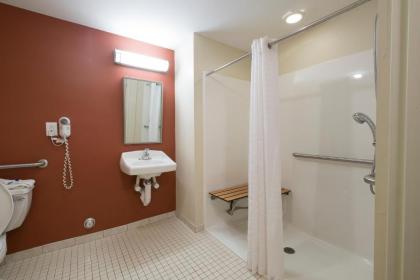 Red Roof Inn & Suites Philadelphia - Bellmawr - image 5