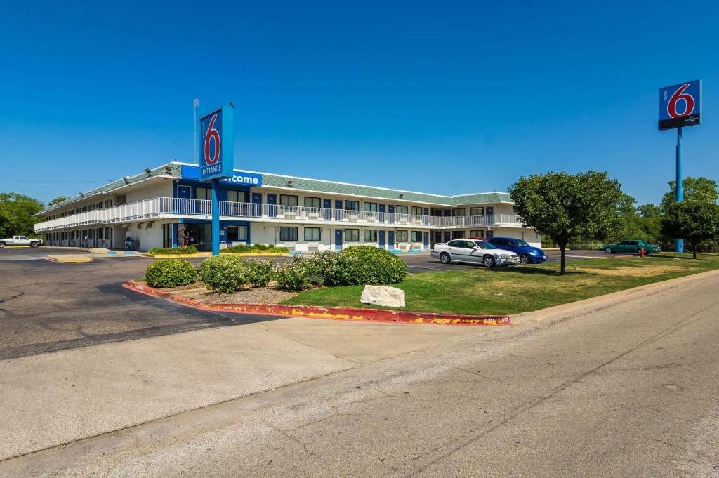 Motel 6-Bellmead TX - Waco - image 2