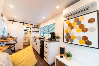 The Honeycomb-Tiny Container Home 12 Min. to Magnolia/Baylor - image 15