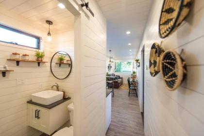 The Woods- Container Tiny House 12 min to Magnolia/Baylor/Downtown - image 9