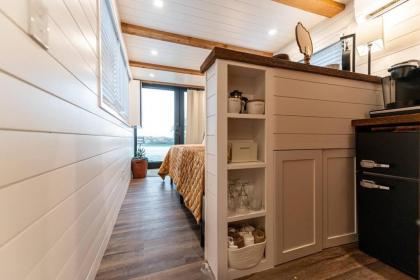 Deer Creek Tiny Container Home-12 Min to Magnolia - image 10