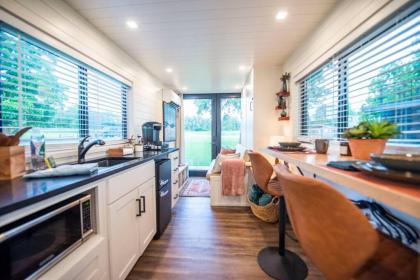 NEW The Brazos-Tiny Home 12 Min to downtown - image 3