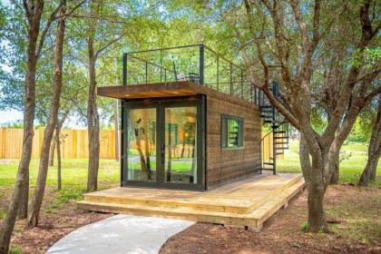 NEW The Moss Oak Tiny House 12 Min to Magnolia - image 12