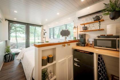 NEW The Moss Oak Tiny House 12 Min to Magnolia - image 8