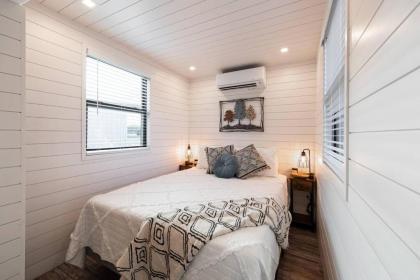 The Live Oak Tiny Container home near Magnolia - image 7