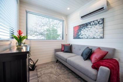 The Merlot House-Container Home 12 min to Magnolia - image 10