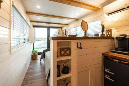 The Stable Tiny Container Home-12 min to Magnolia - image 11