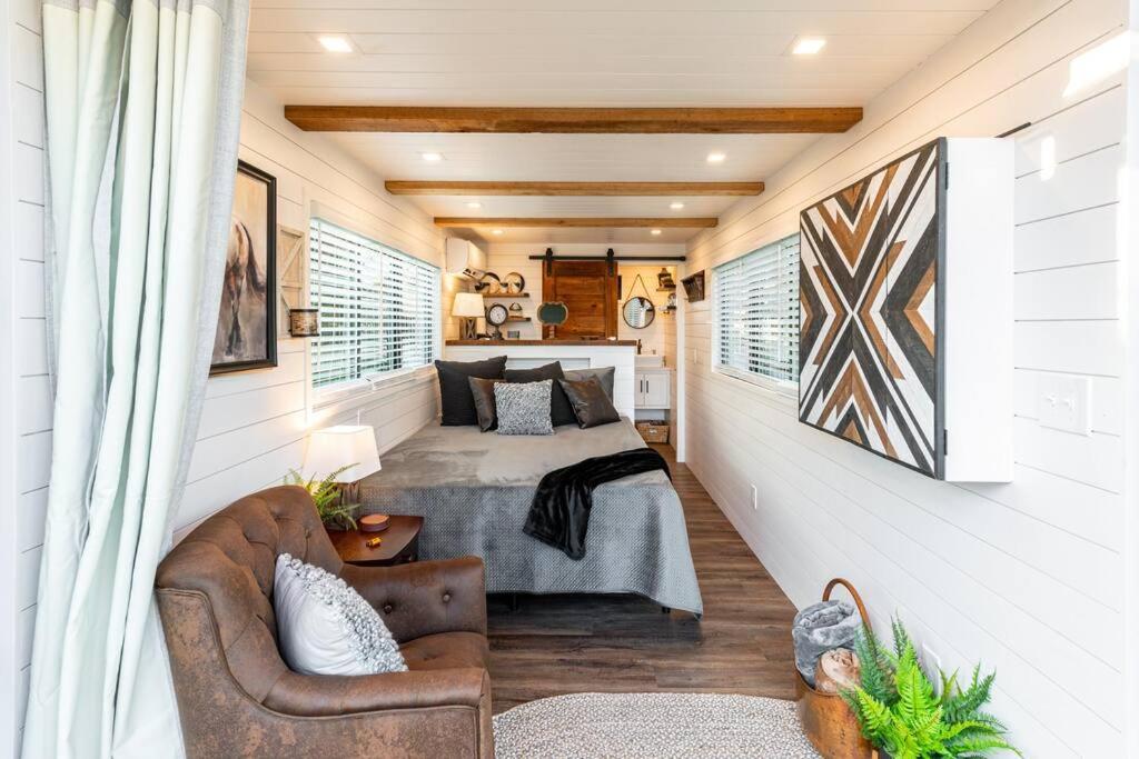 The Stable Tiny Container Home-12 min to Magnolia - image 2