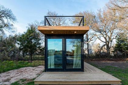 The Stable Tiny Container Home-12 min to Magnolia - image 8