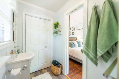 NEW The Nest Tiny home cottage 12 min to Magnolia - image 9