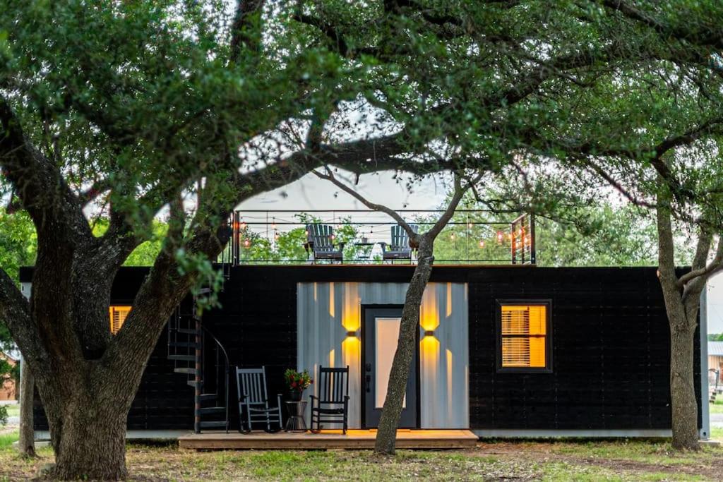 The Black Oak-Container Home 12 Min to Magnolia - main image