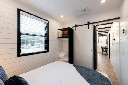 The Black Oak-Container Home 12 Min to Magnolia - image 10