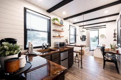 The Black Oak-Container Home 12 Min to Magnolia - image 2