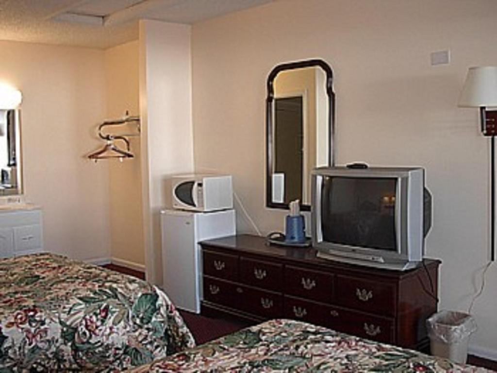 Economy Inn - image 2