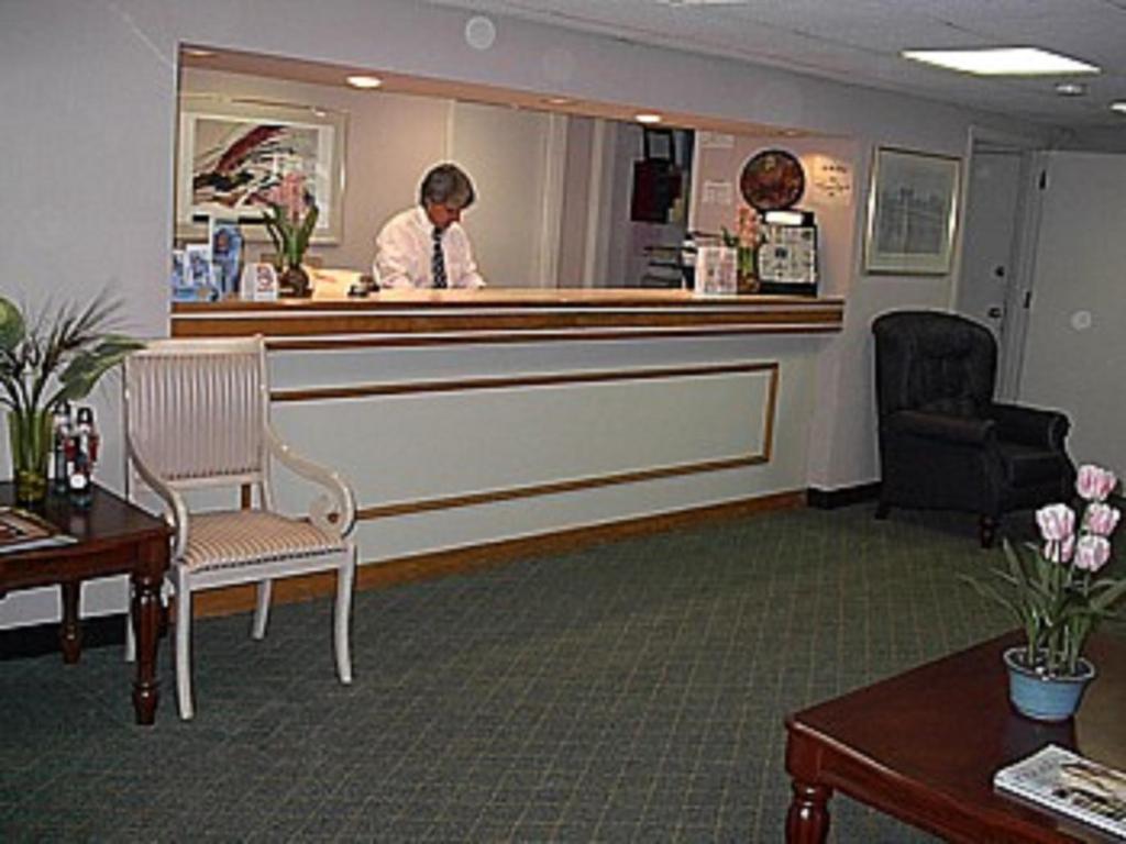 Economy Inn - image 7