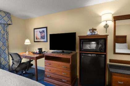 Hampton Inn Belmont at Montcross - image 8