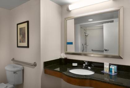 Hampton Inn Belmont at Montcross - image 9