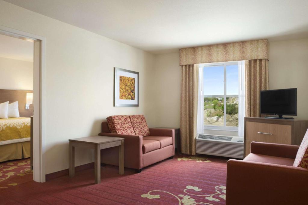 Days Inn & Suites by Wyndham Belmont - image 3