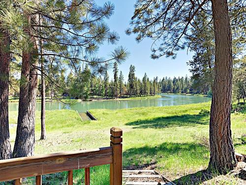 River Hideaway With Boat Slip Kayaks & Hot Tub Home - image 5