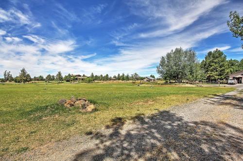 Cozy Bend Studio Apt with Fireplace on 5 Lush Acres! - image 2