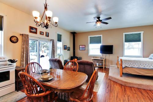 Cozy Bend Studio Apt with Fireplace on 5 Lush Acres! - image 4