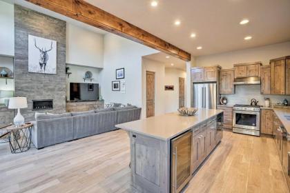 Luxe Mt Bachelor Retreat with Hot Tub and Patio! - image 8